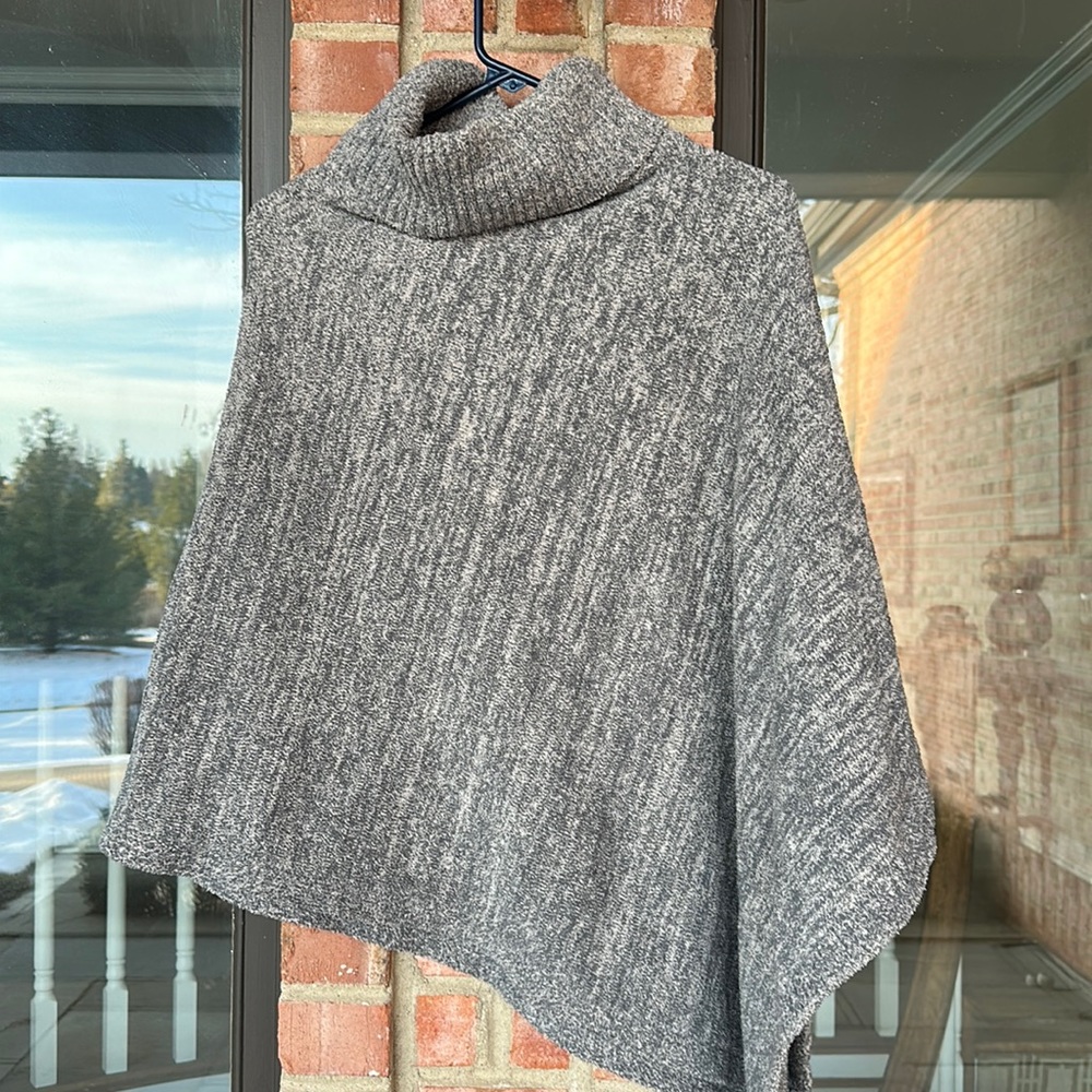 BAREFOOT DREAMS PONCHO never worn